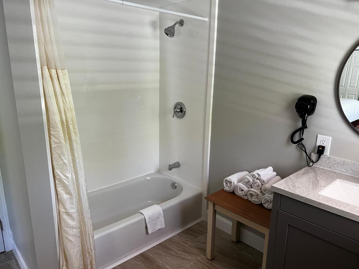 Captains Quarters Motel & Conference Center 이스트햄 외부 사진