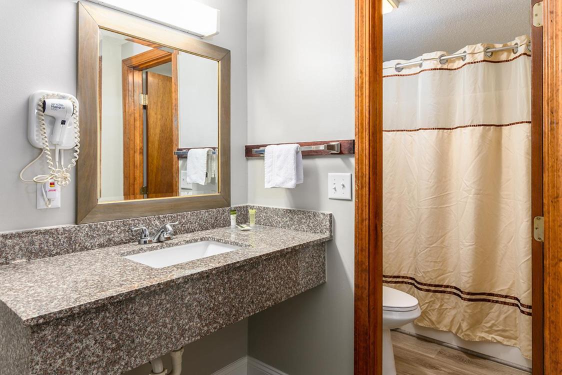 Captains Quarters Motel & Conference Center 이스트햄 외부 사진